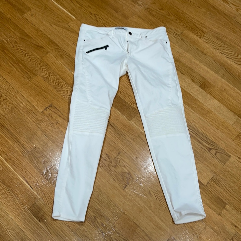 Stunning white stretch skinny jeans